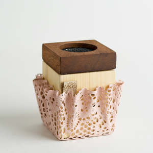Quemador de Incienso Bakhoor Mobkhar de Madera Hecho a Mano con Soporte de Metal Rosa, Mabkhara de Lujo para Aromatizar el Hogar - Product Image 3