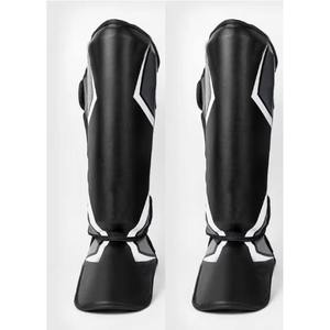Protège-tibias en cuir multisports pour adultes Hawk, offrant une grande polyvalence, une couche extérieure durable et une protection en mousse souple. - Product Image 1