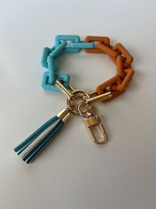 Colgante para Bolso de Cadena de Resina Turquesa y Naranja con Herrajes Dorados y Borla Verde Azulado, Adorno Premium de Arte Moderno - Product Image 1