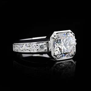 Bijoux en gros directement de l'usine : Bague de fiançailles et d'anniversaire en or 14K avec diamant de laboratoire octogonal, serti clos, coussin, solitaire et pavé - Product Image 2