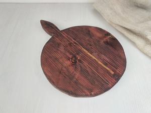 Planche à découper ronde en bois artisanale, style rustique, en bois massif, pour la décoration de cuisine, la présentation sur table et l'aménagement intérieur. - Product Image 2