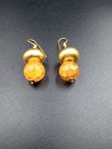 Boucles d'oreilles pendantes plaquées or Amaira Jewels, forme boule, perles d'ambre, imitation perle, bijoux classiques vintage pour femmes, pour les fêtes - Product Image 4
