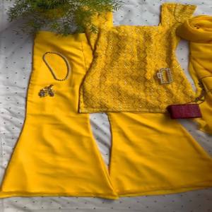 ชุดคุर्ติผ้าจอร์เจตต์เทียมดีไซน์เนอร์ VASTRA COTTAGE พร้อมกางเกงทรงบูทคัท ผ้าคลุมไหล่ ประดับด้วยด้ายและเลื่อม ชุดเดรสสไตล์ชาติพันธุ์ทันสมัย - Product Image 3