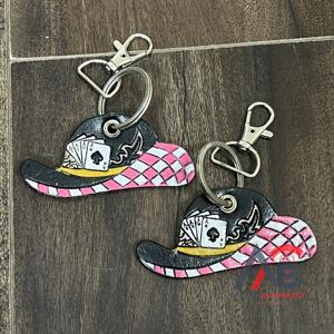 พวงกุญแจหนังวัวแท้ลายหมวกและไพ่ ดีไซน์พรีเมียม งานแฮนด์เมด สไตล์ตะวันตก ของขวัญขายส่ง - Product Image 1