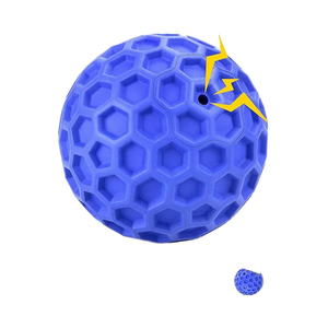 Jouet pour chien Lynpet en caoutchouc souple - Forme nid d'abeille, balle à picots couineuse, étanche, pour le nettoyage des dents des chiots et l'utilisation en intérieur/extérieur - Product Image 2
