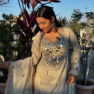 ชุดสาหรี่กะมีซสำหรับงานปาร์ตี้และงานแต่งงานสำหรับผู้หญิง พร้อมเสื้อปักลายกระจกแท้ ดีไซน์ลายวาดมือ กางเกงพลลาโซ และผ้าคลุมไหล่ - Product Image 1