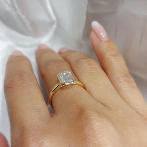 Anillo de compromiso de lujo con diamante de 2 quilates con corte esmeralda en oro amarillo, estilo clásico para mujer - Product Image 2