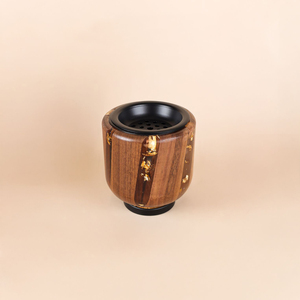 Brûleur d'encens en bois et résine verte avec insert en métal, mettant en valeur de superbes graines naturelles pour sublimer votre espace d'aromathérapie - Product Image 5