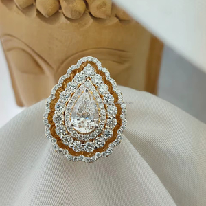 Anillo de compromiso de lujo en oro amarillo con diamante de corte pera cultivado en laboratorio y piedras laterales, elegante y brillante, regalo de joyería fina para ella. - Product Image 1