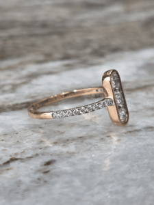 Anillo de Compromiso Moderno para Mujer con Diamante Cultivado en Laboratorio, Certificado IGI, VVS2, 0.45ct, Oro Blanco, Tres Piedras, Engaste de Bisel y Banda Pavé - Product Image 2