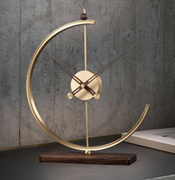 Horloge de table abstraite moderne en métal avec base en bois, horloge de bureau décorative, accent décoratif pour la maison, salon, bureau et chambre à coucher