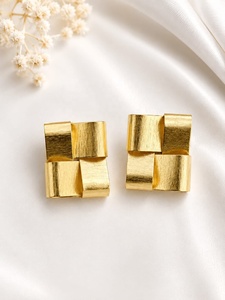 SOUMYA CREATIONS Boucles d'oreilles clous géométriques modernes en laiton plaqué or pour femmes, bijoux tendance pour les fêtes, provenant du Rajasthan - Product Image 1
