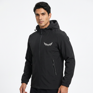 Veste softshell noire à capuche pour homme, coupe-vent, fermeture éclair, style sportif, logo imprimé sur le devant, vêtement d'automne - Product Image 2