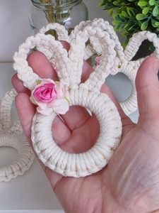 Anillo de servilleta de macramé hecho a mano con forma de conejo, ideal para fiestas infantiles, baby shower y decoración de Pascua, venta al por mayor desde India. - Product Image 2