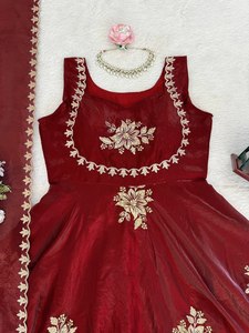 Eleva tu vestuario étnico con este conjunto de 3 piezas bellamente diseñado que combina comodidad y sofisticación. - Product Image 3