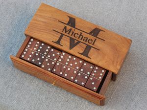 Ensemble de dominos en bois faits à la main, design moderne, écologique, artisanat professionnel, cadeau de pendaison de crémaillère, utilisation sur table - Product Image 1