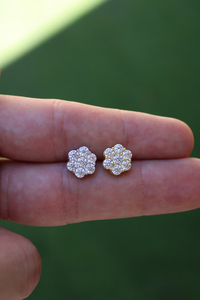 Boucles d'oreilles clous fleur pavées de diamants en argent sterling 925, élégantes pour mariage, fête ou usage quotidien, sertissage à griffes, haute qualité - Product Image 6