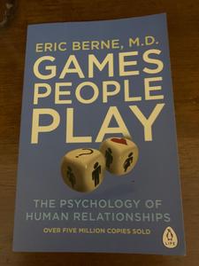 Jeux auxquels les gens jouent par Eric Berne, livre broché sur le comportement humain et les jeux mentaux - Product Image 2