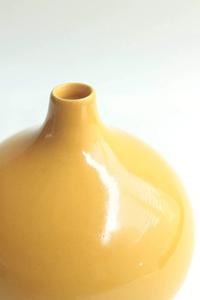 Vase en céramique moderne couleur moutarde, silhouette ventrue, finition brillante et design de col minimaliste pour une mise en scène élégante de table - Product Image 2