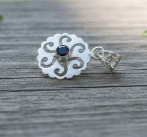 พลอยดอกไม้คุณภาพสูง สวยงาม จัดส่งตรงจากโรงงาน สไตล์น่ารัก เงินเยอรมัน ราคาดีที่สุด ประดับด้วยเพทายสีเขียว สำหรับเครื่องประดับผู้หญิง - Product Image 1