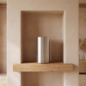 Urne funéraire en métal, élégante, argentée, pour cendres, avec forme cylindrique minimaliste et couvercle sécurisé pour une utilisation commémorative respectueuse - Product Image 3