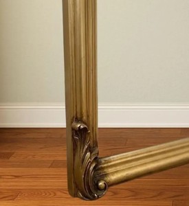 Espejo de pie de cuerpo entero estilo barroco dorado ornamentado con cresta decorativa - Product Image 1