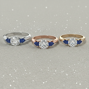 Anillo de compromiso de tres piedras con diamante cultivado en laboratorio Stonewels, con zafiro azul en forma de pera y piedras laterales con engaste Milgrain Navette. - Product Image 4