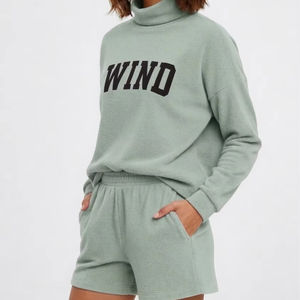 Nuevo Conjunto de Invierno para Mujer con Cuello Alto y Pantalones Cortos, Material de Algodón y Felpa, Ropa Casual Transpirable, Impresión de Logotipo Personalizado - Product Image 1