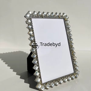 Cadre photo décoratif en métal de luxe, présentoir de table haut de gamme par Tradebyd - Product Image 1