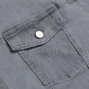 Blouson en jean premium pour homme, coupe ajustée, gris délavé, boutonnage frontal, poches poitrine, ourlet réglable, style décontracté streetwear et workwear - Product Image 4