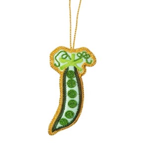 Ornement suspendu en forme de gousse de pois perlée – Décoration brodée en tissu et perles, Décoration festive pour arbre, Cadeau et souvenir de fête sur le thème des légumes, Vente en gros - Product Image 1