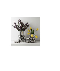 Vase en métal argenté moderne et éblouissant avec glaçure transparente pour la décoration intérieure et un élément décoratif saisissant - Product Image 1