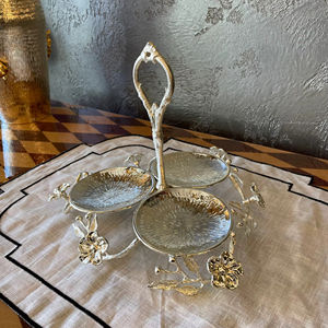 ถาดเสิร์ฟโลหะสีเงินตกแต่งลายใบไม้พร้อมหูจับตรงกลาง เหมาะสำหรับใส่ผลไม้อบแห้งและช็อกโกแลต - Product Image 1