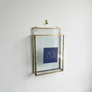 ARTISAN DESIGN Organisateur de coiffeuse moderne en laiton et verre en forme de maison avec cadre photo, décoration murale pour salon et chambre - Product Image 2