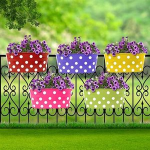 Pots de fleurs suspendus à pois colorés pour jardinières avec fleurs violettes - Product Image 1