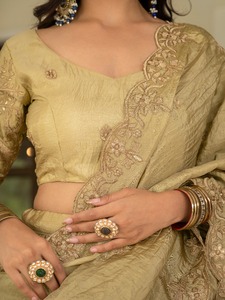 Atractivo Lehenga Choli de seda color crema con bordado de lentejuelas para boda - Product Image 4