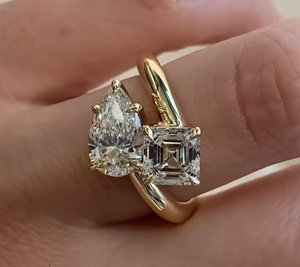 Bague de fiançailles et de promesse Toi Moi en or jaune 14 carats avec deux pierres de moissanite taille poire et émeraude de luxe pour femme - Product Image 6