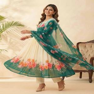 Conjunto de Vestido Georgette VASTRA COTTAGE con Mangas Bordadas a Mano, Dupatta de Seda con Estampado Digital y Pantalones, Colección para Fiestas y Bodas - Product Image 5