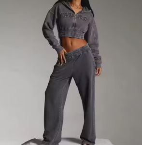 Ensemble survêtement streetwear pour femme, coupe courte, effet délavé, avec sweat à capuche zippé et pantalon de survêtement, personnalisable avec logo - Product Image 3