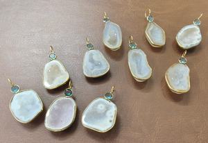 Colgantes de Cristal Geoda Ágata Druzy Genuinos al por Mayor con Cuarzo Azul y Engaste de Bisel Chapado en Oro de 18k para Fabricación de Joyería DIY - Product Image 4