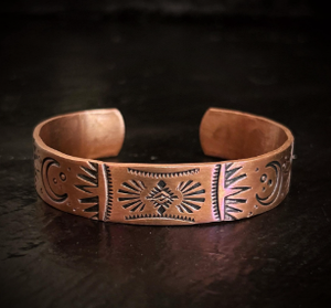 กำไลข้อมือทองแดงลายดามัสก์แบบเปิด ดีไซน์หรูหรา ลวดลายสวยงาม งานฝีมือประณีต - Product Image 2