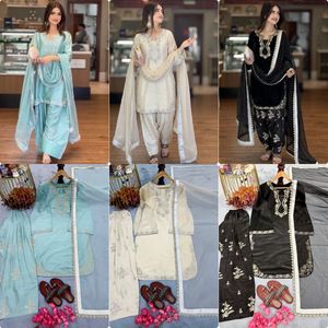 Ensemble de soirée de créateur en satin de verre pur, comprenant un haut et un pantalon palazzo avec dupatta, orné de broderies, de sequins et de motifs de rivets et de perles, style Kameez. - Product Image 5