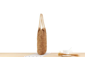 Transmite una elegancia sin esfuerzo con este bolso de hilo natural estructurado, que presenta una silueta suave y curva y una estética clásica en color crema. - Product Image 2