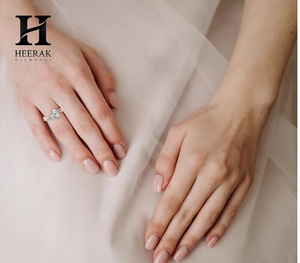 แหวนเพชรทรงลูกแพร์สามเม็ดสุดหรู ดีไซน์ไม่สมมาตรประดับเพชรหลายเม็ด แหวนหมั้นทอง 14K 18K สไตล์พฤกษศาสตร์ แหวนเจ้าสาว - Product Image 5