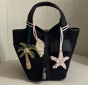 Bolso Tote con Bordado Floral y Cuentas, con Trabajo Hecho a Mano Detallado y Diseño Elegante y Moderno para Atuendos Diarios - Product Image 1