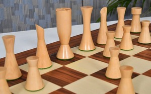 Jeu d'échecs artisanal en buis, pièces minimalistes noir de nuit et naturelles, hauteur du roi 3,4 cm, au meilleur prix - Product Image 4