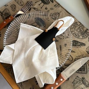 Anneau de serviette créatif en cuir style tablier, accessoire décoratif pour la mise en table, idéal pour les dîners romantiques et les réceptions de mariage - Product Image 1