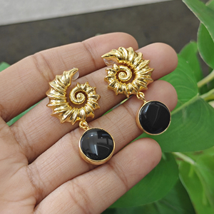 Pendientes de Lujo con Cabujón Redondo de Ónix Negro, Pendientes Colgantes de Concha, Latón Chapado en Oro de 18k, Joyería de Diseño, Regalo para Mujer - Product Image 3