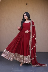ชุดเดรส Anarkali พร้อมผ้าคลุมไหล่ งานปักลายดอกไม้แบบ Faux Blooming ประดับด้วยลูกปัดและงานปักแบบ Mad Embroidery มีจำหน่ายในปริมาณมาก - Product Image 2