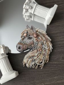 Broche de Bordado con Cuentas Hecho a Mano de Primera Calidad, Estilo Vintage, Elegante Broche de Bordado Floral con Cuentas, Diseño Artesanal - Product Image 1